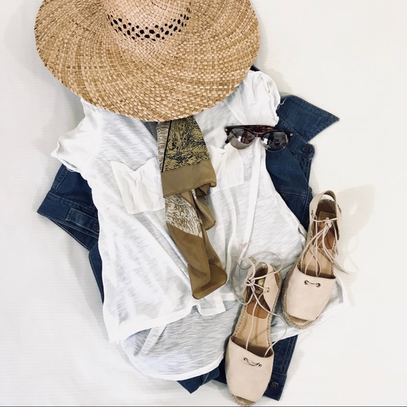 American Eagle Outfitters Tops - American Eagle Outfitters Top Size M